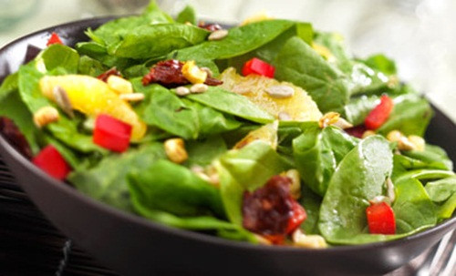 Rau chân vịt. Rau bina chứa nhiều vitamin A, C, nhiều chất xơ, magie, acid folic và nhiều dưỡng chất khác giúp ngăn ngừa ung thư. Đối với trẻ em, rau này rất cần cho răng chắc khỏe, thị lực tốt, cấu trúc xương khỏe mạnh.