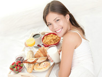 Bổ sung canxi. Mùa đông là mùa chúng ta cần bổ sung canxi do thời tiết mát mẻ sẽ giảm được nguy cơ bị táo bón do uống canxi gây ra. Bạn nên sử dụng những thực phẩm giàu canxi như: tôm, cua, trứng, sữa, các loại đậu, bông cải xanh…, hoặc bổ sung thêm chế phẩm có chứa Canxi.