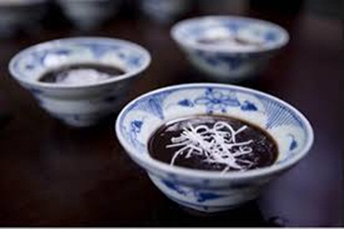 Ngoài ra, các chế phẩm làm từ các nguyên liệu này cũng rất đa dạng như trân châu đen (từ đậu đen), cháo ngô đen, rượu cao lương đen, miến gạo đen, nước giải khát gạo đen, cơm bát bảo gạo đen cũng có thể tăng cường sức khỏe trong những ngày đông giá rét.