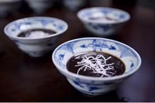 Ngoài ra, các chế phẩm làm từ các nguyên liệu này cũng rất đa dạng như trân châu đen (từ đậu đen), cháo ngô đen, rượu cao lương đen, miến gạo đen, nước giải khát gạo đen, cơm bát bảo gạo đen cũng có thể tăng cường sức khỏe trong những ngày đông giá rét.