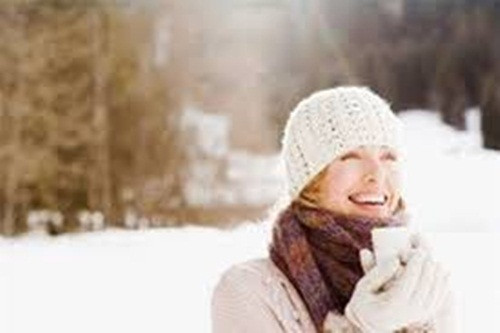 Những loại quả mọng. Mùa đông có xu hướng ít hoạt động vì vậy mà cơ thể ít kháo nước, thêm nữa cái lạnh khiến bạn lười uống nước khiến cơ thể rất dễ thiếu nước. Đây là nguyên nhân da dẻ khô, nứt nẻ.