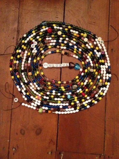 Thể hiện cuộc hành trình chiến đấu ung thư của mình. Bé đã xâu chuỗi hạt cho mỗi lần điều trị. Hạt màu trắng là hóa trị, màu vàng dành cho mỗi lần qua đêm trong bệnh viện, màu hồng là chất gây mê, màu đỏ là một đợt truyền máu và các hạt to hơn dành cho mỗi lần chọc tủy sống.