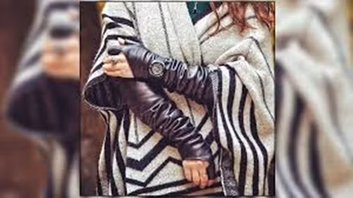 Găng tay dài cho áo choàng. Bạn có thể cảm thấy như đang mặc một bộ trang phục có ống tay dài khi dùng loại găng kiểu này. Nhất là những đôi găng da dài, rất hợp cho một chiếc áo choàng rộng. Nhưng với những đôi găng này, đẹp nhất là khi bạn cắt hết các phần ngón tay hoặc chỉ để một ngón đầu.