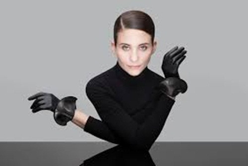 Với găng tay gập ống vừa gọn gàng lại tạo phong cách độc đáo cho bạn. Nếu kết hợp một chiếc áo cùng màu găng nữa thì tuyệt vời.