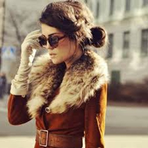 Chọn màu găng tay ấm cho mùa đông lạnh. Với màu cafe hay còn gọi là camel sẽ mang đến vẻ đẹp thanh lịch, tao nhã và cực sành điệu dành cho phái đẹp trong mùa lạnh. Thiết kế găng tay màu camel đơn giản nhưng có thể thu hút được những ánh mắt nhìn ngưỡng mộ khi người mang có thể kết hợp chúng với quần jeans skinny và áo khoác.