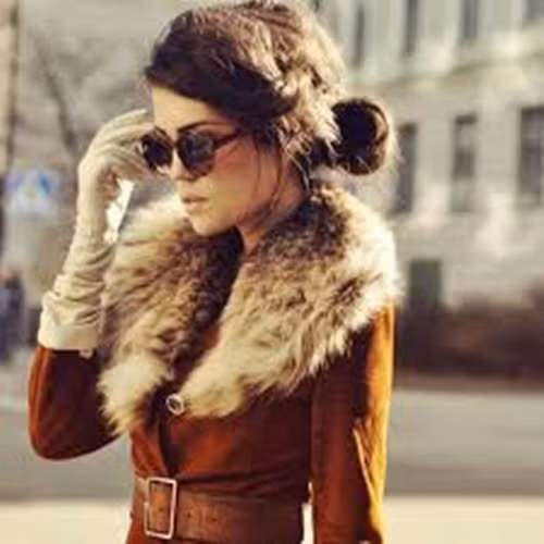 Chọn màu găng tay ấm cho mùa đông lạnh. Với màu cafe hay còn gọi là camel sẽ mang đến vẻ đẹp thanh lịch, tao nhã và cực sành điệu dành cho phái đẹp trong mùa lạnh. Thiết kế găng tay màu camel đơn giản nhưng có thể thu hút được những ánh mắt nhìn ngưỡng mộ khi người mang có thể kết hợp chúng với quần jeans skinny và áo khoác.