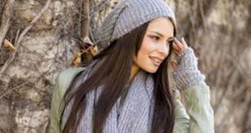 Găng không ngón. Thêm một đôi găng tay không ngón chất liệu thô, có lỗ dập tròn, khuy tròn màu nâu hoặc xám bụi bặm đầy cá tính. Có thể làm được nhiều việc khi đeo đôi găng tay này. Và cũng kết hợp với những trang phục jeans, da cho bạn phong cách thời trang sành điệu.