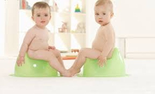 Đức. Ở quốc gia này, trẻ được tập ngồi bô khi được 3 tuổi. Cha mẹ rất chú trọng việc vệ sinh sạch sẽ, bé nam sẽ được dạy đi tiểu đứng còn bé gái được học cách ngồi bô. Đây là yêu cầu bắt buộc trước khi bé đến nhà trẻ.