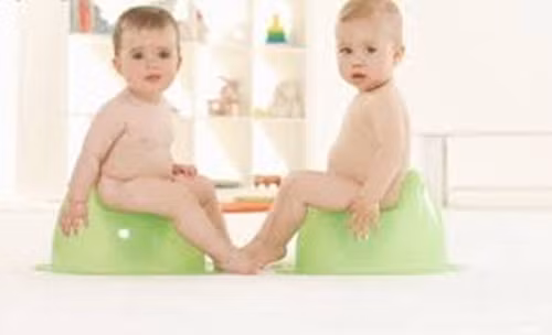 Đức. Ở quốc gia này, trẻ được tập ngồi bô khi được 3 tuổi. Cha mẹ rất chú trọng việc vệ sinh sạch sẽ, bé nam sẽ được dạy đi tiểu đứng còn bé gái được học cách ngồi bô. Đây là yêu cầu bắt buộc trước khi bé đến nhà trẻ.