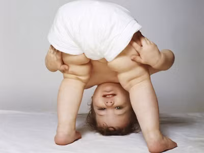 Sudan. Do các bà mẹ thường phải địu con trên lưng cho nên trẻ em được tập cho đi bô sớm, lúc 2 tuổi.