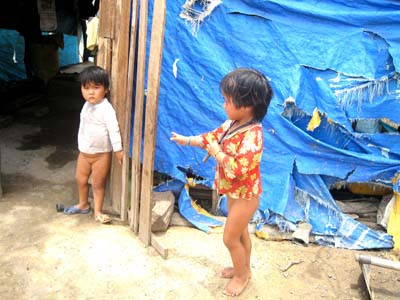 Indonesia. Ở các vùng nông thôn Indonesia thì việc dùng tã bỉm là điều hết sức phung phí và tốn kém. Trẻ có thể đi bô ở khắp nơi, giữa thiên nhiên, bên cạnh đồng lúa hay con mương nhỏ ngay sau nhà.