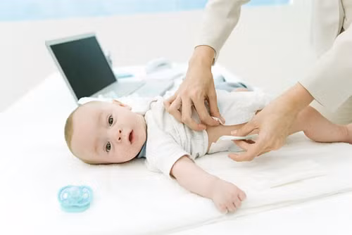 Trung Quốc. Trẻ em ở Trung Quốc thường được mặc một bộ quần áo đũng quần thủng để tiện cho việc bé đi vệ sinh. Khi có nhu cầu, bố mẹ sẽ cho bé đi hết sức dễ dàng.