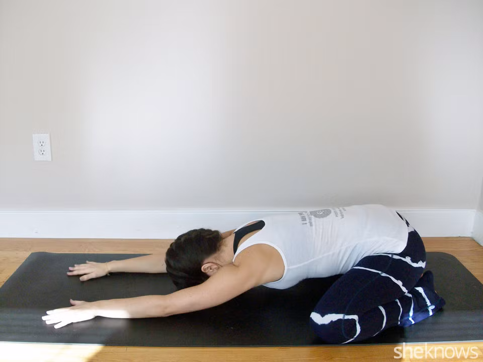 Tư thế của một đứa trẻ child's Pose, tư thế đứa trẻ là động tác chữa lành tổn thương tốt nhất trong tất cả các động tác của yoga. Nó gợi nhớ đến tư thế bào thai của mỗi người khi còn trong bụng mẹ.