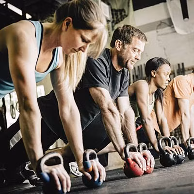 Tham gia câu lạc bộ: Tập luyện cùng với những người khác sẽ khiến bạn có thêm động lực và niềm vui khi đến phòng tập mỗi ngày. 