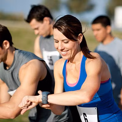 Đặt ra mục tiêu khả thi: Đừng quá mơ mộng và đặt ra những mục tiêu không tưởng khi lên kế hoạch luyện tập. Hãy đưa ra những mục tiêu khả thi như giảm 1kg mỗi tuần để cảm thấy sự tiến triển cũng như cảm giác hứng khởi khi chinh phục được mục tiêu trong luyện tập. 