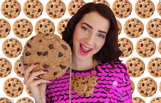 Một trong những sản phẩm được đánh giá hàng đầu là chiếc túi hình bánh Strawberry Cake Clutch trông giống y như thật có giá £ 121,32 (hơn 4 triệu đồng).