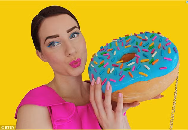 Một nhà thiết kế người Hà Lan đã cho ra dòng trang sức phụ kiện thời trang hết sức ngọt ngào. Từ bánh xốp đến bánh rán và khoai tây chiên đều được đưa vào bộ sưu tập này.