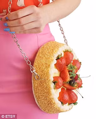 Nếu bạn đã chán ngấy các kiểu túi hàng hiệu hay những chiếc vòng cổ đơn điệu thì hãy tậu ngay cho mình một chiếc túi độc đáo mô hình đồ ăn yêu thích này.
