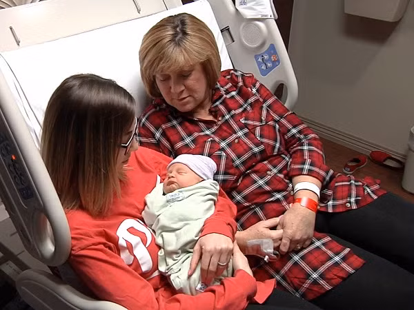 Hy huu ba ngoai mang thai chau gai ruot