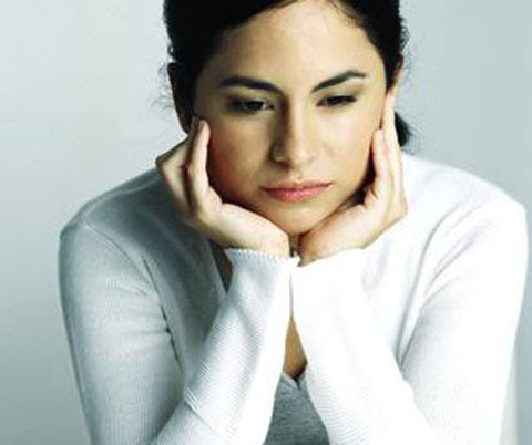 Da xanh xao. Chắc hẳn bạn đang thiếu sắt, đặc biệt biểu hiện này rất chính xác ở phụ nữ. Bạn nên bổ sung thêm thịt đỏ và các loại rau chứa sắt. Cách tốt nhất để tăng hấp thu sắt nếu bạn ăn chay là ăn cùng với thực phẩm giàu vitamin C.