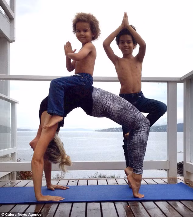 Cô Josie ngoài vai trò là một giáo viên yoga người lớn còn dạy thêm cho trẻ em. Những bức ảnh chụp yoga của ba mẹ con gây thích thú với cộng đồng mạng. Trên instagram, đã có 12000 lượt follows, đa số khen ngợi những em bé.