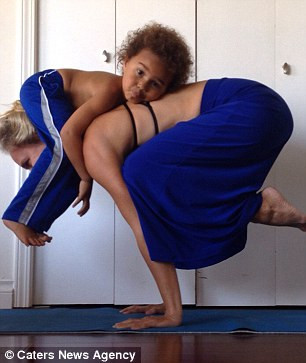 Những đứa trẻ nhìn thấy mẹ chúng tập hàng ngày và điều đó tạo điều kiện dễ dàng để chúng tham gia vào bộ môn yoga.