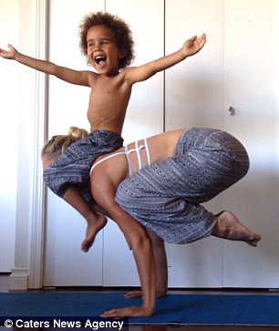 Một số động tác yoga hiện đại sẽ thực hiện tốt hơn với sự trợ giúp của người khác vì vậy mà bà mẹ trẻ cũng nhận sự giúp đỡ nhiều từ hai con nhỏ để hoàn thành bài tập.