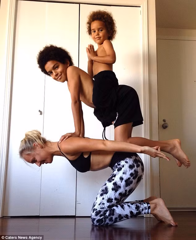 Những bài tập thế này giúp con cô có khả năng giữ thăng bằng và sự tập trung tuyệt vời.