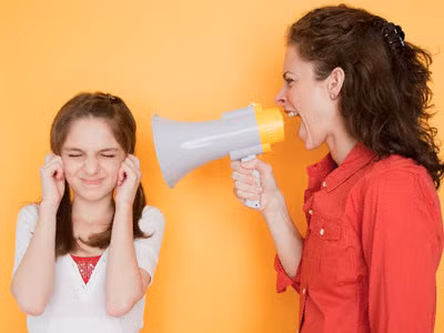 La hét. Từ ngữ không có ý nghĩa khi bạn dùng nó để ném vào một đứa trẻ non nớt. La hét chỉ là biểu hiện cha mẹ không tài nào kiểm soát nổi hành vi của con. Nó sẽ dẫn đến hình ảnh tiêu cực của bạn trong mắt trẻ.