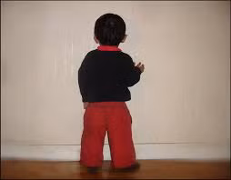 Trong trường hợp muốn cô lập trẻ, cha mẹ nên yêu cầu trẻ đứng vào một góc và lờ đi tất cả những hành động của bé sau khi đưa ra hình phạt. Đây là hình phạt không có kết quả tức thời nhưng lại tác động đến trẻ lâu dài.