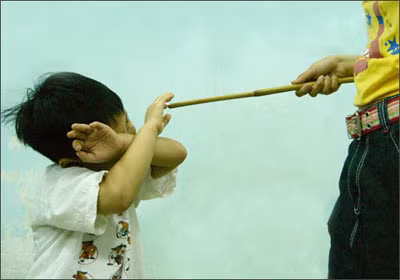 Đánh đòn roi. Đánh đòn lặp đi lặp lại là một sự trừng phạt lãng phí nhất để cô lập con bạn. Chấn thương lặp đi lặp lại dẫn đến kết quả học tập kém, trí tuệ và cảm xúc giảm, làm cho chúng lo lắng về cuộc sống và lớn lên có thể trở thành một người vô vị.