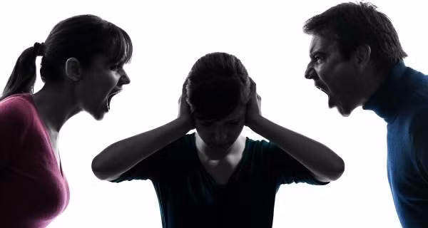 Nếu bạn thường đánh vào đít, la hét hay dọa dẫm khi con từ chối lắng nghe thì phụ huynh đã sai lầm trong cách nuôi dạy con cái. Hình phạt có thể cần thiết để con phân biệt được đúng sai nhưng nếu cha mẹ dùng hình phạt không đúng cách sẽ làm ảnh hưởng đến tâm lý trẻ.