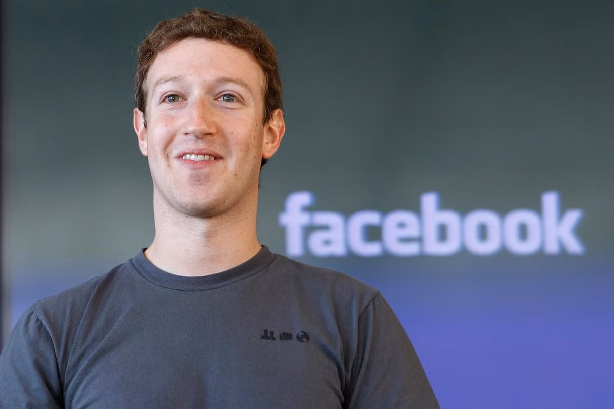 Mark Zuckerberg, ông chủ Facebook giữ thói quen tập thể thao ít nhất 3 ngày mỗi tuần để giữ sức khỏe. Mark thường chạy với chú chó cưng vào các buổi sáng để khởi động ngày mới. 