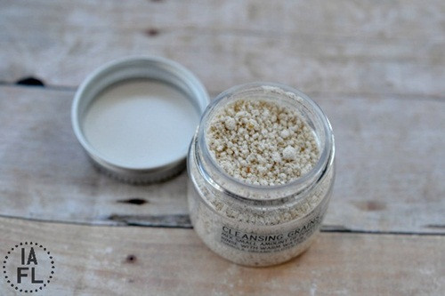 Nó được gọi là ngũ cốc rửa mặt, có dạng bột, được làm từ nguyên liệu tự nhiên như yến mạch, các loại hạt, các loại thảo mộc hoặc bột đất sét.