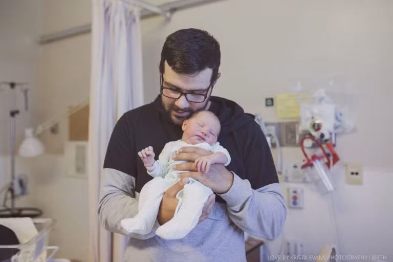 Ngay sau khi con chào đời, nhiều ông bố đã được bế lấy con mình trong niềm hạnh phúc và cả sự lạ lẫm khi được lên chức bố.