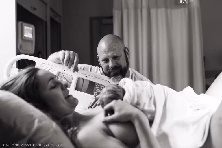 Người cha bật khóc khi được nhìn thấy khoảnh khắc mẹ tròn con vuông.