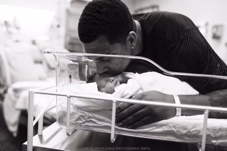 Tình yêu vô bờ bến cha dành cho con ngay từ những giây phút con mới chào đời.