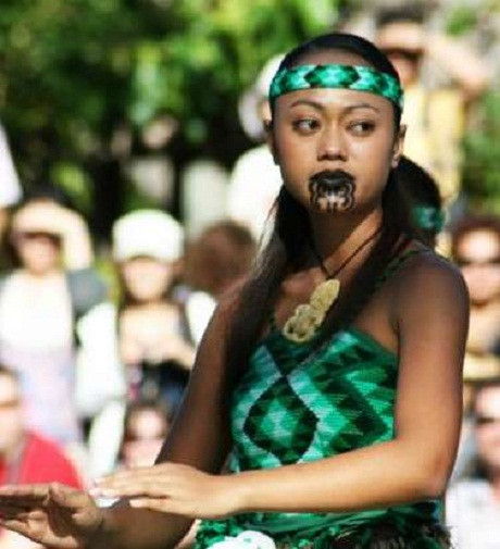 New Zealand: Hình xăm mặt. Người Maori ở New Zealand thường làm đẹp bằng những hình xăm màu xanh xẫm còn được gọi là moko. Họ không chỉ xăm cánh tay, mắt cá chân mà còn xăm lung và cằm.