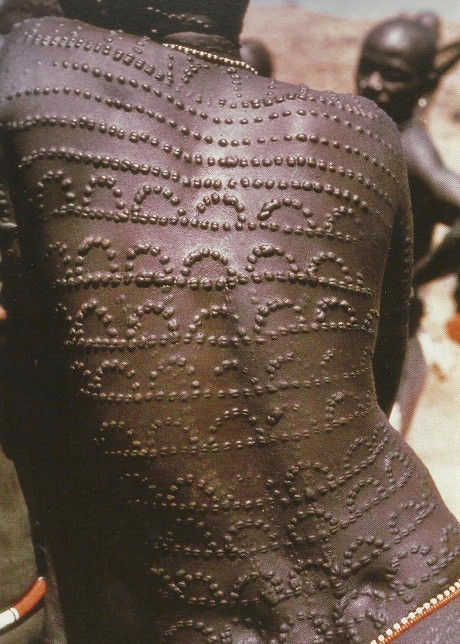 Ethiopia: Vết sẹo. Trong khi các cô gái lo sốt vó khi có một vết sẹo và cố gắng giấu nhẹm nó đi thì ở đây ngược lại. Bộ tộc Karo ở Ethiopia xem vết sẹo như vật trang trí của bản thân. Họ làm mọi cách để có được sẹo vì như thế mới đúng chuẩn đẹp.