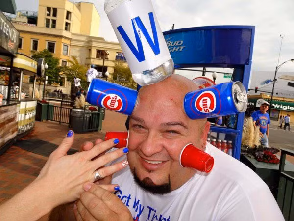 Anh chàng Jamie Keeton, một người có khả năng kỳ lạ là dùng đầu để hút tất cả mọi thứ từ can, lọ, chai cho đến những vật thể khác.