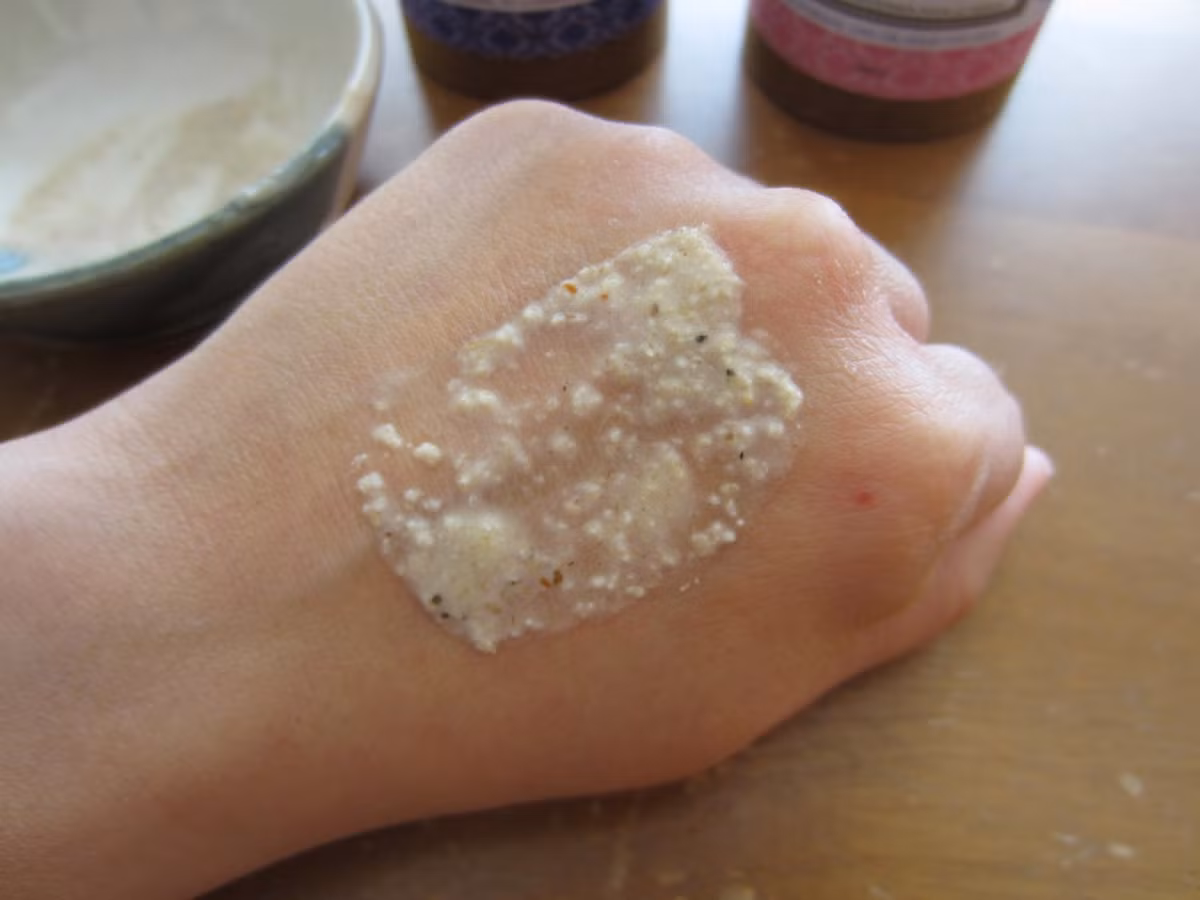 Chính vì được làm từ những thành phần thiên nhiên nên loại bột rửa mặt này sẽ kết hợp cả hai vai trò là rửa mặt và tẩy tế bào chết. Nó massage nhẹ nhàng để làm sạch bề mặt đồng thời thâm nhập vào sâu trong da, loại bỏ hoàn toàn những tế bào chết và bụi bẩn.