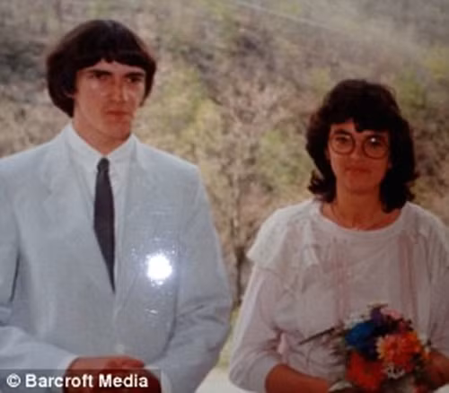 Anh cố che giấu mặt nạ bằng mọi cách, chơi bóng đá, uống bia, dùng súng lục như một người đàn ông. Cuối cùng, không thể che giấu mãi được, Fulvio phải thú nhận với vợ mình chuyện giới tính.