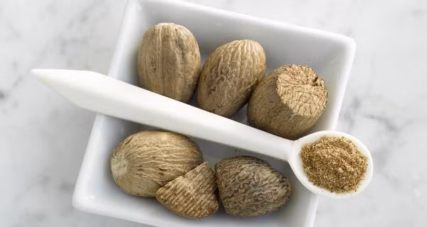 Nhục đậu khấu. Nhục đậu khấu tiết ra tinh dầu jaiphal giúp cải thiện các giai đoạn của giấc ngủ. Đơn giản, chỉ cần một nhúm nhục đậu khấu và 1 thìa mật ong hòa với nước ấm thì bạn sẽ ngã xuống đệm dễ dàng.