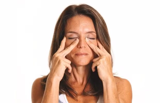 Mí mắt dưới. Tương tự như bài massage với mí mắt trên, bạn hãy nhắm mắt rồi đặt ngón trỏ vào góc ngoài mắt và ngón giữa vào góc trong của mắt. Sau đó ấn nhẹ ngón giữa để làn da được đàn hồi.