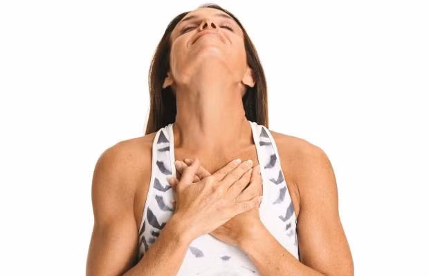 Cổ. Đặt một tay dưới cổ, giữ các ngón chụm lại với nhau trừ ngón tay cái dang rộng. Đặt bàn tay kia lên, sau đó vuốt ngược lên cằm, môi luôn cười mỉm