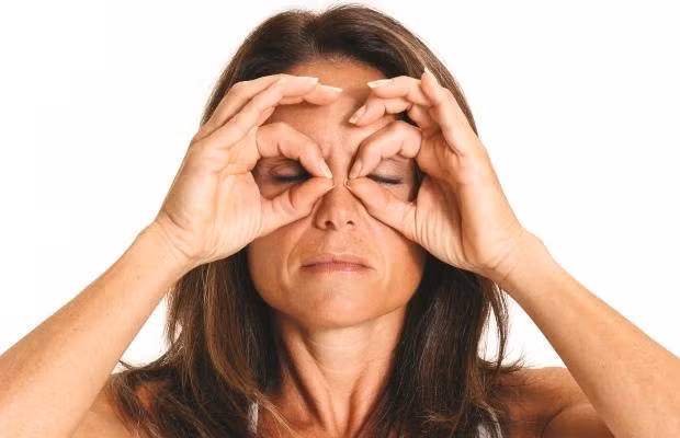 Đồng thời cả hai mí mắt. Vòng ngón tay cái và ngón trỏ tạo thành vòng tròn tạo thành hình ống nhòm trên đôi mắt. Nhẹ nhàng nhấc ngón trỏ và ngón cái cao hơn để mở rộng vòng tròn, làm sao cho vùng da ở giữa hai mắt được căng lên.