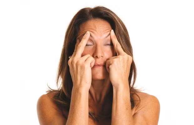 Mi mắt trên. Đặt ngón tay trỏ vào góc ngoài mắt và ngón tay giữ ở trung tâm lông mày. Nhẹ nhàng đẩy lên và nhìn xuống sau đó nhắm chặt mắt để cơ bắp quanh nhãn cầu được chuyển động.