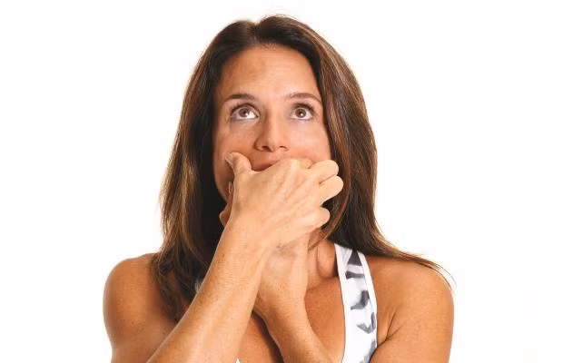 Môi trên. Tạo hình chữ V với ngón cái và ngón trỏ bằng tay trái ở 2 góc miệng. Dùng tay phải đặt cùng vị trí với tay kia và dùng tay phải mở rộng miệng như tư thế cười. Cách này sẽ làm cho vùng da hai bên mép của bạn giảm nếp nhăn rõ rệt.