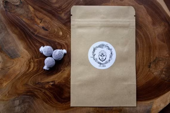 Bất kỳ sản phẩm thơm, xà phòng, gel, thuốc khử trùng, và thụt rửa âm đạo đều có thể ảnh hưởng đến nồng độ pH và sự cân bằng lành mạnh của vi khuẩn trong âm đạo, và gây kích ứng.