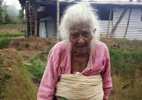 Ngoài hút thuốc, người phụ nữ này cũng chia sẻ thêm bí quyết sống lâu của mình “Mọi người ở thời hiện đại có quá nhiều căng thẳng. Những ai quá nhàn rỗi hay không làm việc ở tuổi trung niên đều sẽ không sống thọ. ..